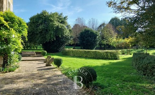 Beautiful Manoir In Enclosed Private Parkland Garden Close To Amenities In Melle, Close To Niort.