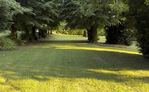 Beautiful Manoir In Enclosed Private Parkland Garden Close To Amenities In Melle, Close To Niort.