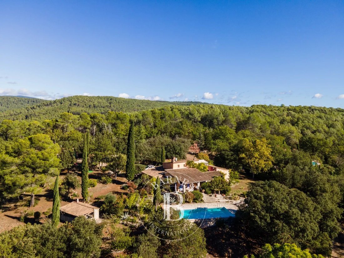 Estate in Entrecasteaux, Provence-Alpes-Côte d'Azur, France 1 - 13439652