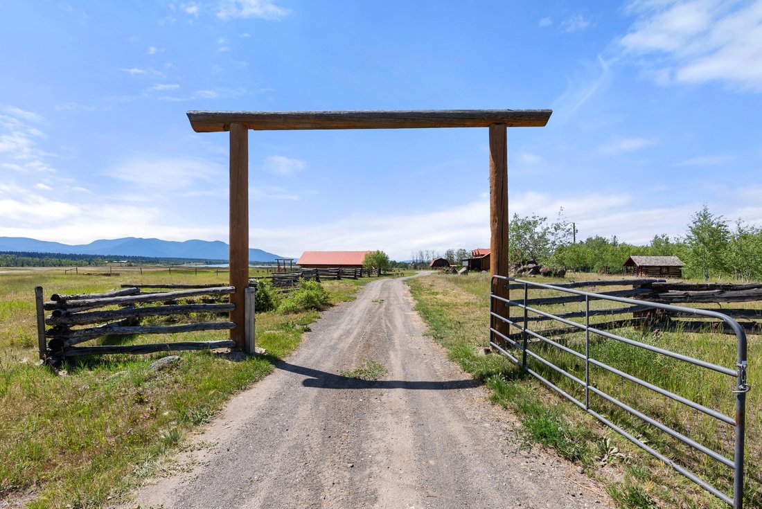 Farm Ranch in Clinton, British Columbia, Canada 3 - 15275511