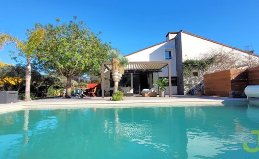 Villa in Bormes-les-Mimosas, Provence-Alpes-C�te d'Azur, France 1