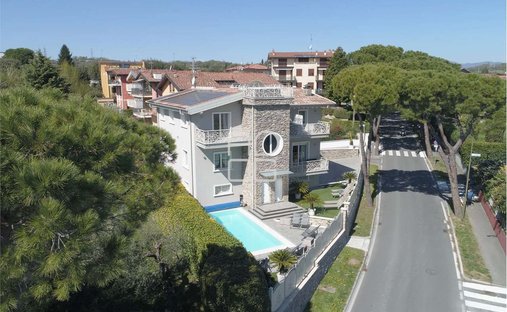 Villa in Desenzanino, Desenzano del Garda, Lombardy 1