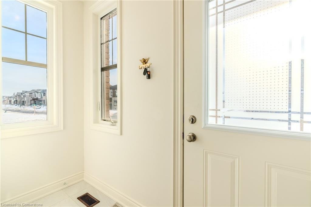 House in Hamilton, Ontario, Canada 5 - 15276218