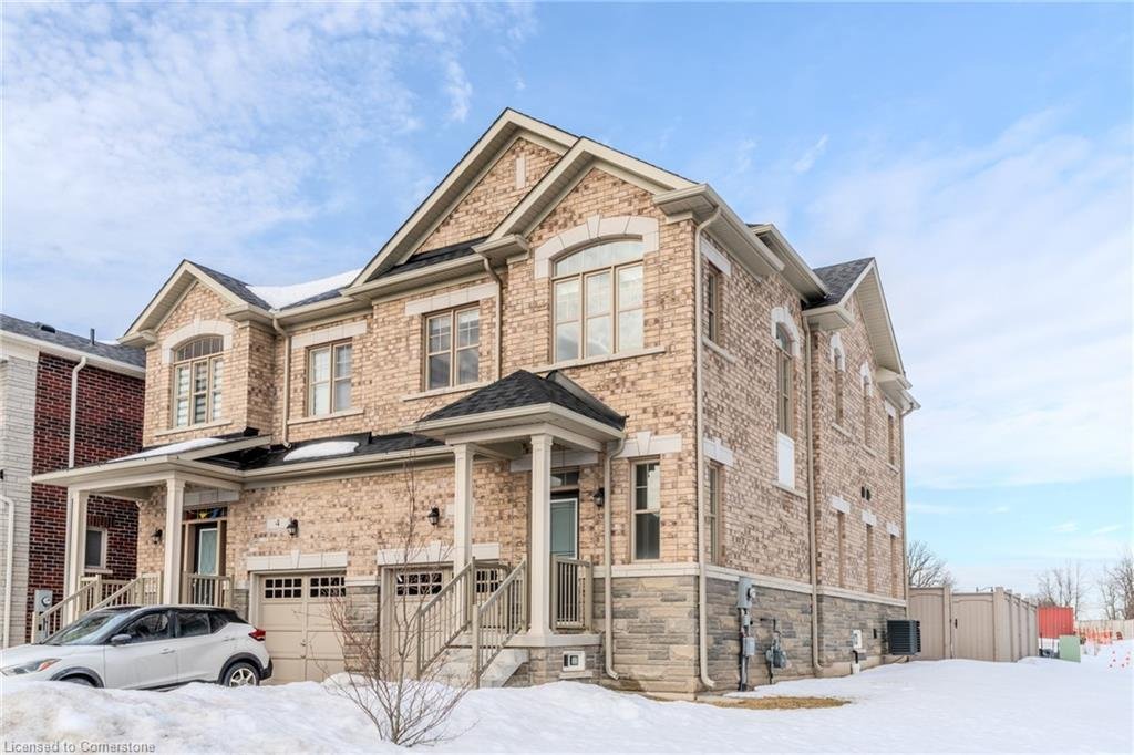 House in Hamilton, Ontario, Canada 2 - 15276218