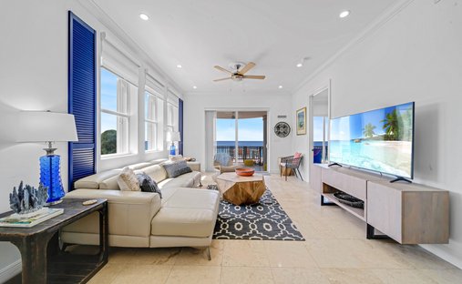 Condo in George Town, George Town, Cayman Islands 1