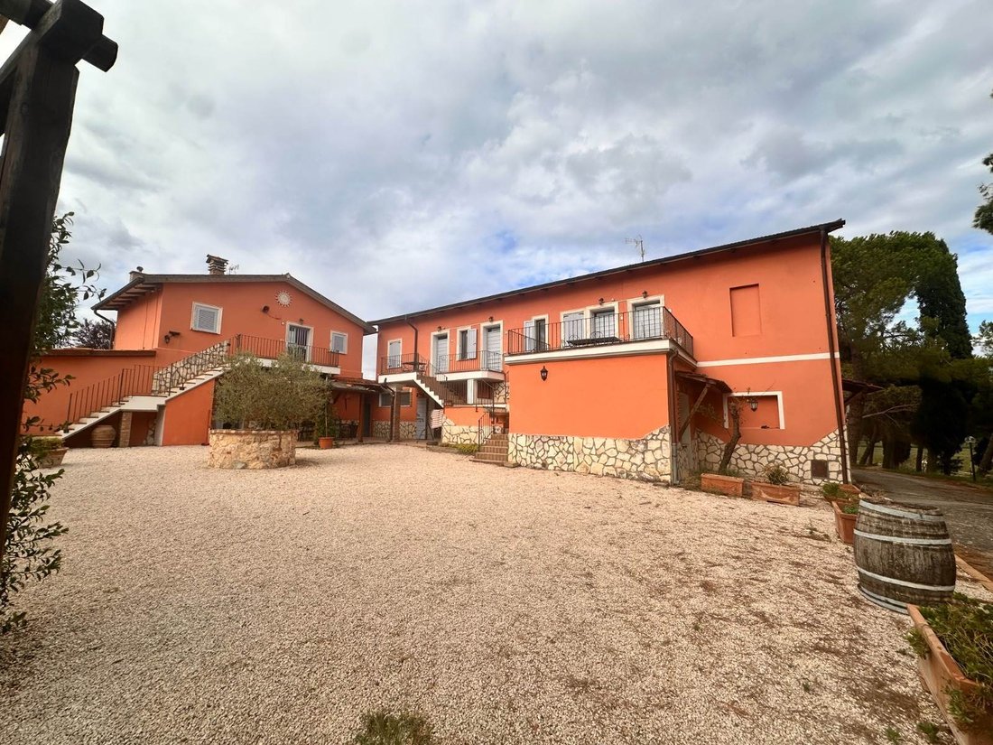 Farm Ranch in Castiglione del Lago, Umbria, Italy 2 - 15282585