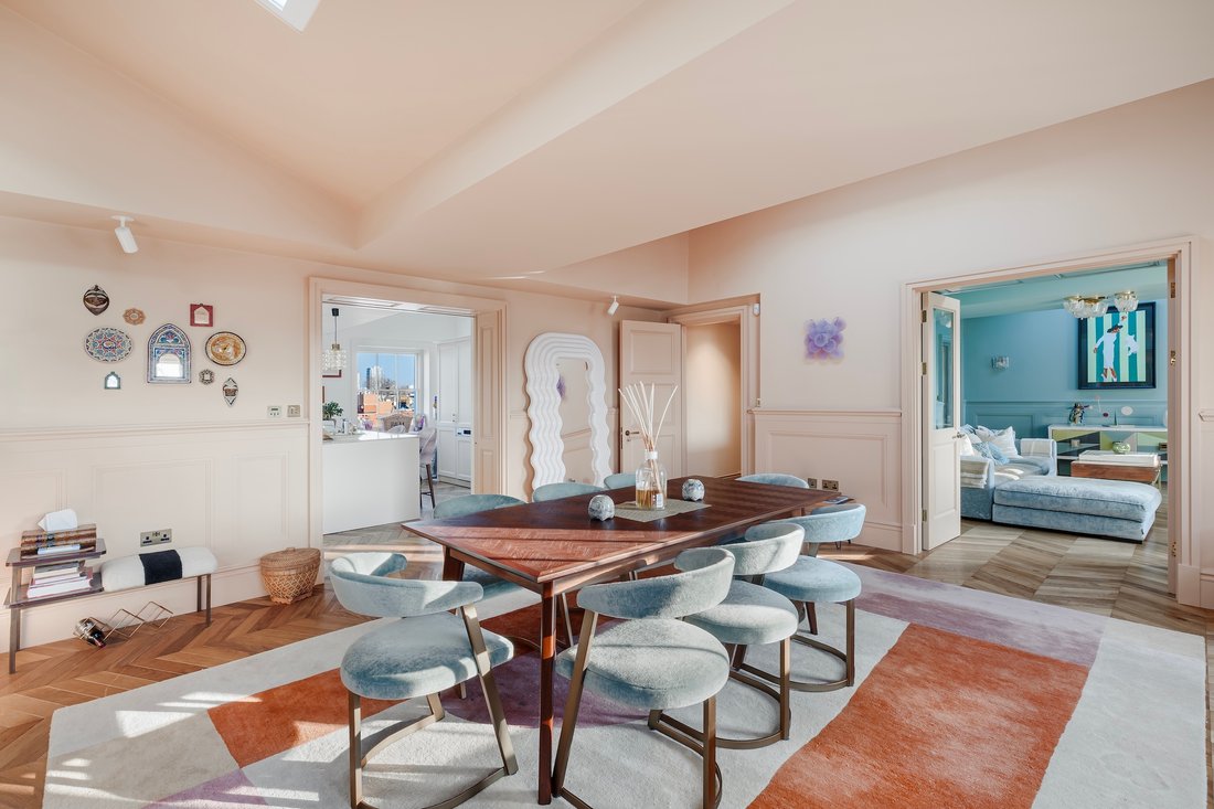 A Stunning Lateral Penthouse Apartment with Communal Garden Views