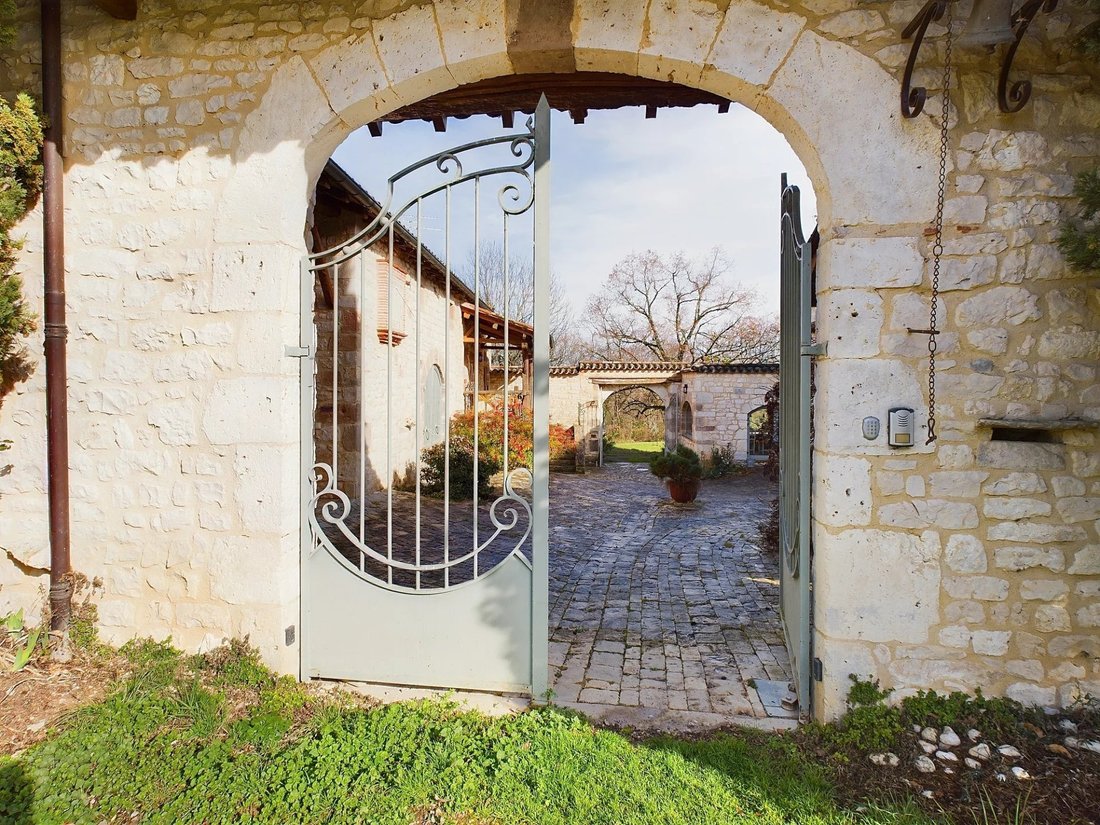 House in Cordes-sur-Ciel, Occitania, France 4 - 15279949