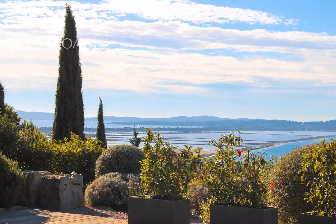 Villa in Hyeres, Provence-Alpes-Côte d'Azur, France 3 - 14770014