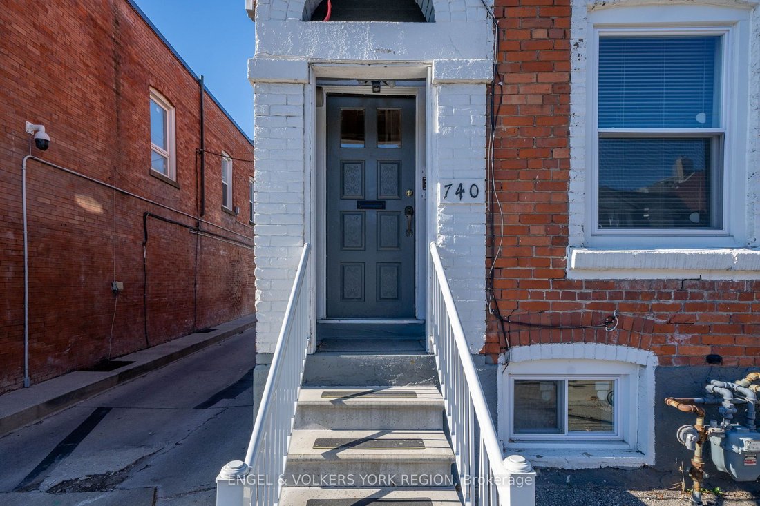 Toronto, Ontario, Canada 3 - 15211689