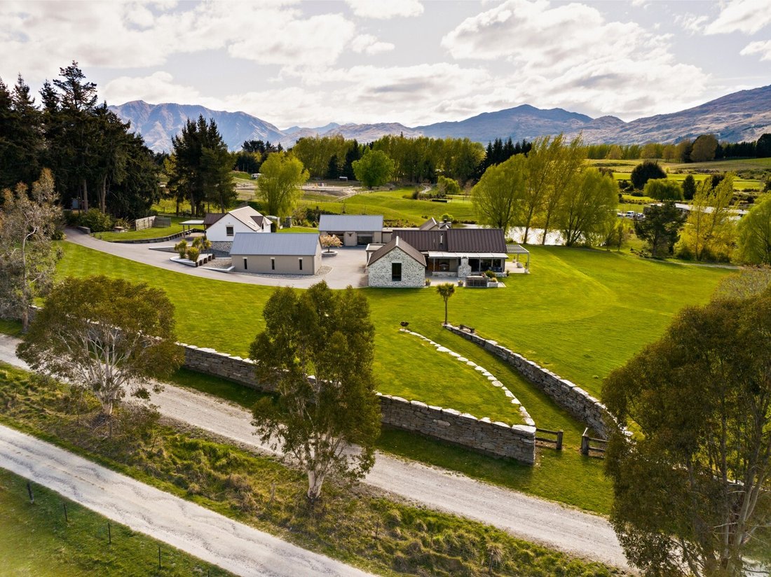 House in Lake Hayes Estate, Otago, New Zealand 4 - 15291942