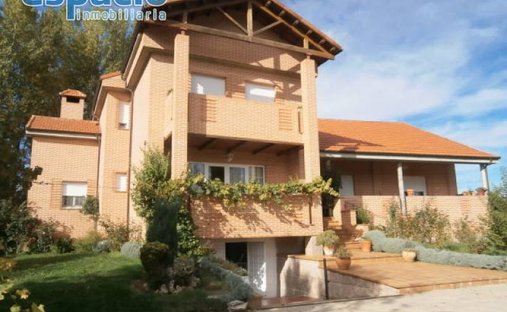 Villa in Carracedelo, Kastilien und León, Spanien 1