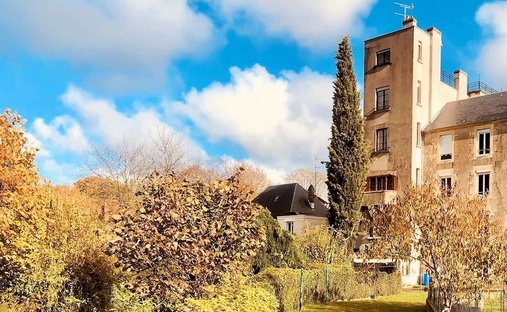 An 18th Century Manor With A Swimming Pool, Outhouses And 6.5 Hectares Of Grounds With A River