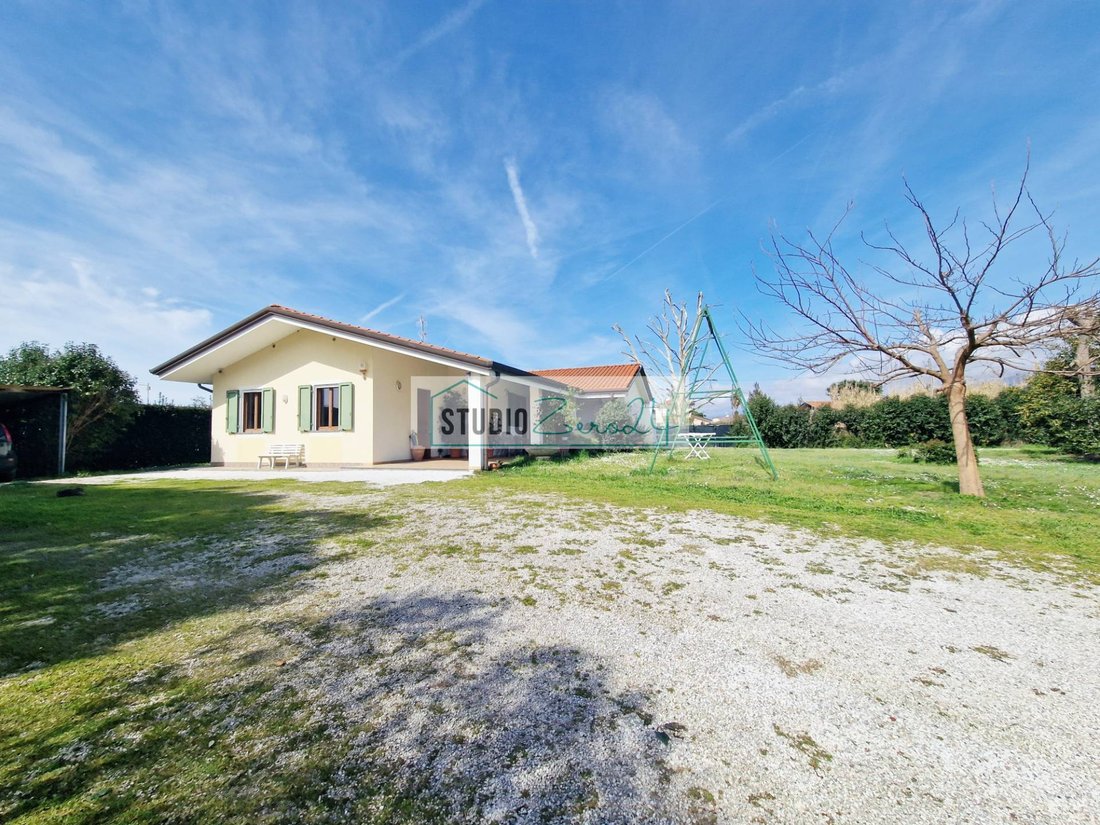 Villa in Lido di Camaiore, Camaiore, Tuscany 1 - 15299312