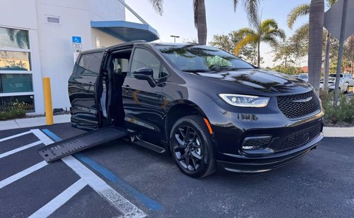 2023 Chrysler Pacifica Touring L Van 4D in Venice, FL, United States 1