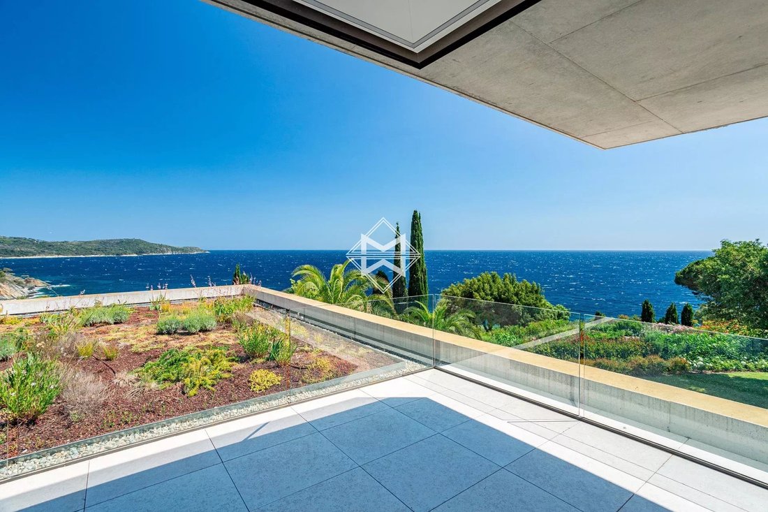 Villa in La Croix-Valmer, Provence-Alpes-Côte d'Azur, France 2 - 10995594