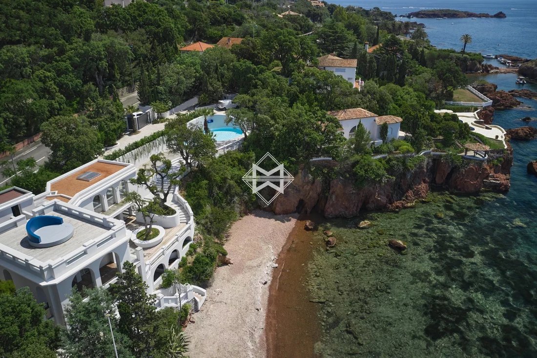 Estate in Le Dramont-Agay-Anthéor-Le Trayas, Saint-Raphaël, France 3 - 12127934