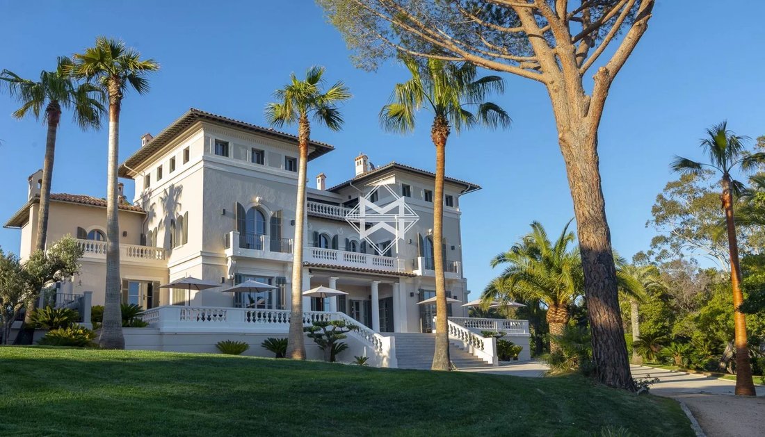 Estate in La Croix-Valmer, Provence-Alpes-Côte d'Azur, France 1 - 10562198
