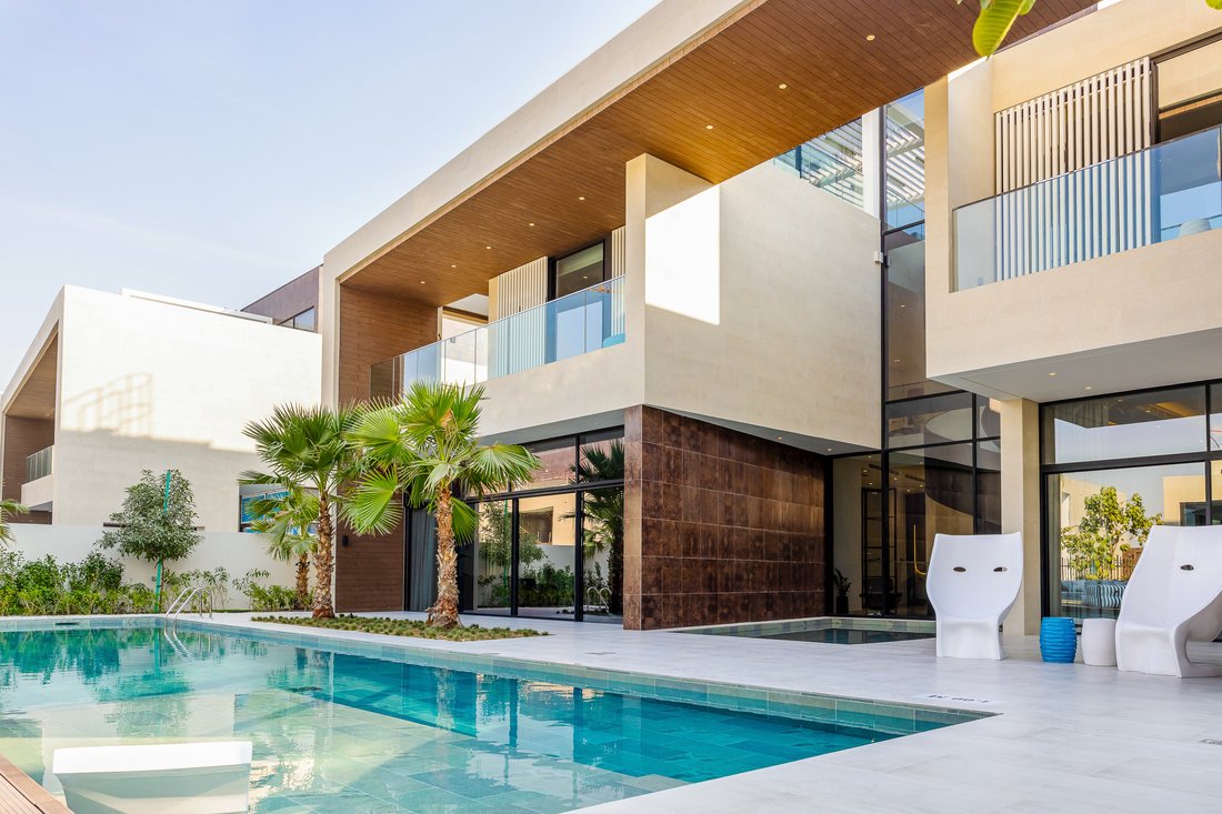 Front Row Villa On Large Plot With Pool In Dubai, Dubai, United Arab ...