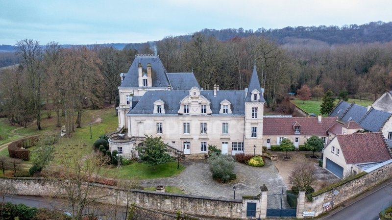 Le Rêve de Pierre: A Sunlit Château Awakens in Soissons’ Golden Embrace