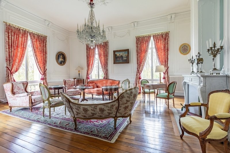 Le Rêve de Pierre: A Sunlit Château Awakens in Soissons’ Golden Embrace
