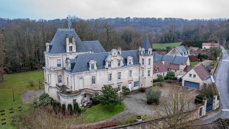 Le Rêve de Pierre: A Sunlit Château Awakens in Soissons’ Golden Embrace