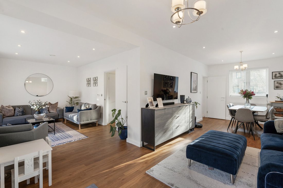 House in Boston Manor, Ealing, England 2 - 15312936