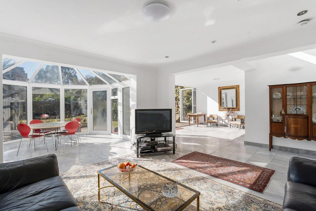 House in Ealing (London Borough of Ealing), Ealing, England 4 - 15312947