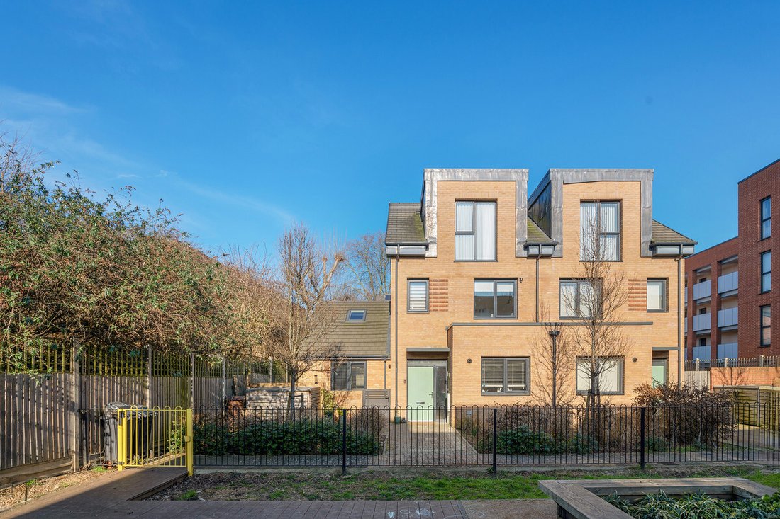 House in Boston Manor, Ealing, England 1 - 15312936