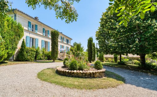 House in Saint-Dizant-du-Gua, Nouvelle-Aquitaine, France 1