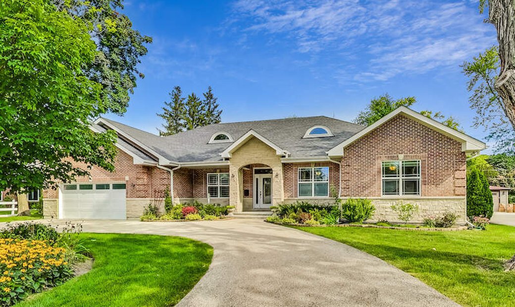 Custom Ranch On A Double Lot In In Arlington Heights, Illinois, United ...