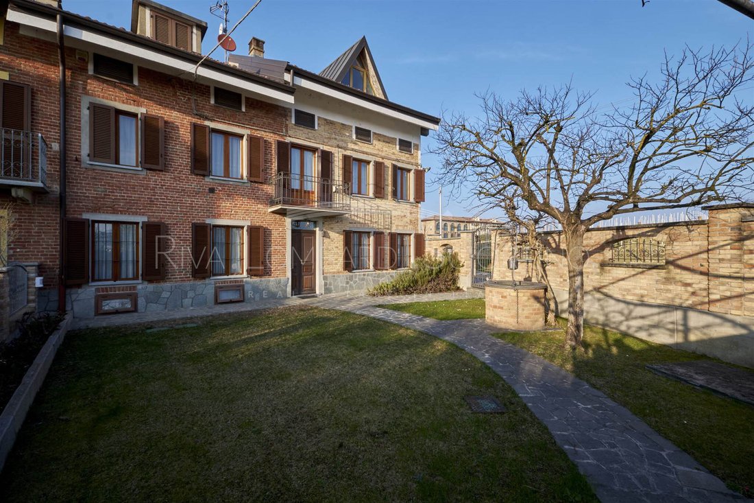 Villa in Costigliole d'Asti, Piedmont, Italy 1 - 15326359