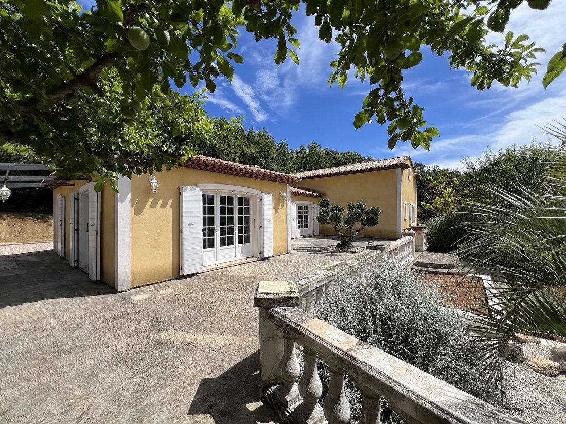 Villa in Besse-sur-Issole, Provence-Alpes-Côte d'Azur, France 2 - 15345470