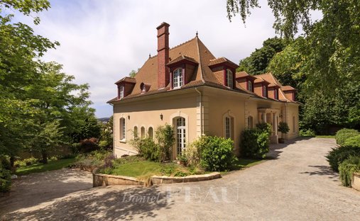 House in Versailles, Île-de-France, France 1