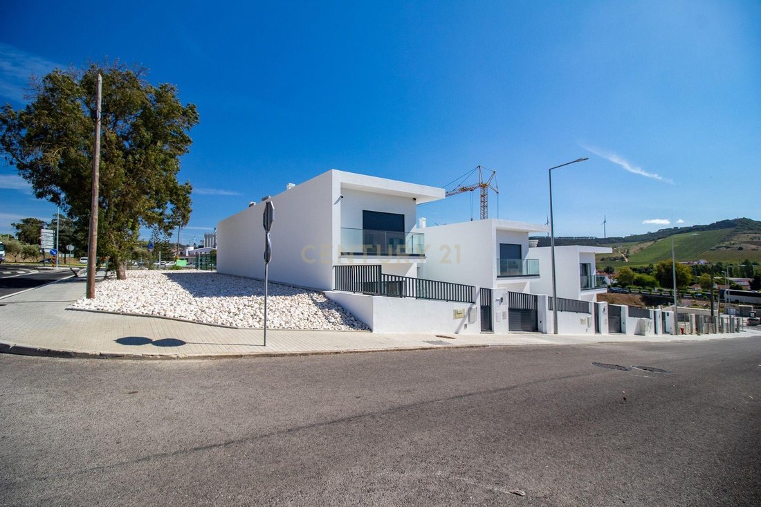 Villa in Santa Maria, Sao Pedro e Matacaes, Lisbon, Portugal 2 - 15280607
