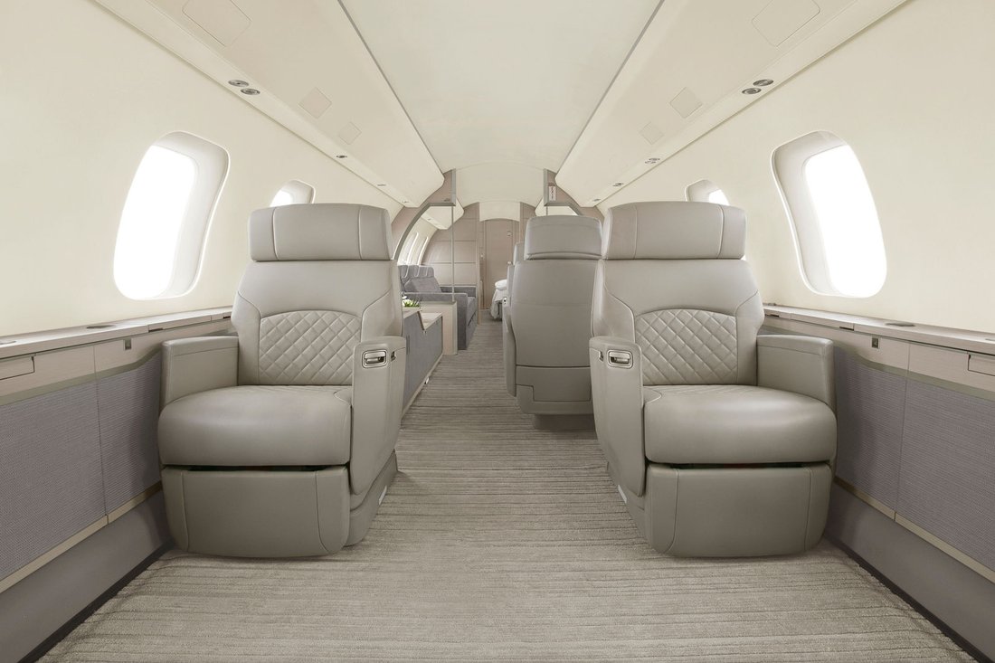 Heavy Jet in London, England, United Kingdom 4 - 15358954