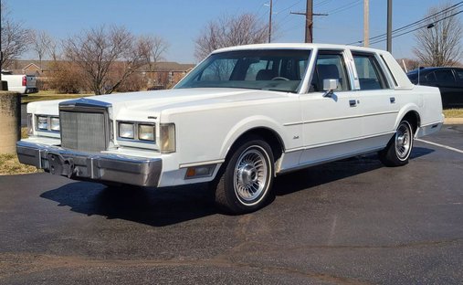 1988 Lincoln Town Car Base 4D Sedan in Plainfield, IN, United States 1
