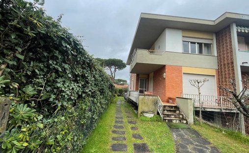 Country House in Tonfano, Pietrasanta, Italy 1
