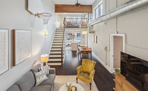 Condo in Hamilton, Ontario, Canada 1