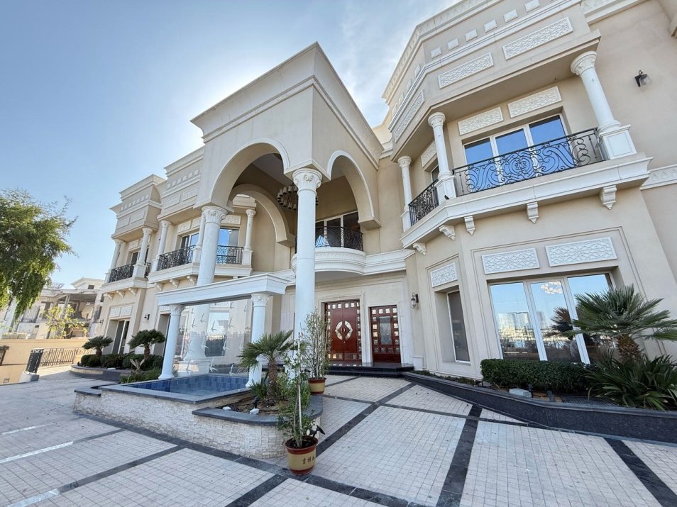 Villa in Emirates Hills, Dubai, United Arab Emirates 1 - 15368273