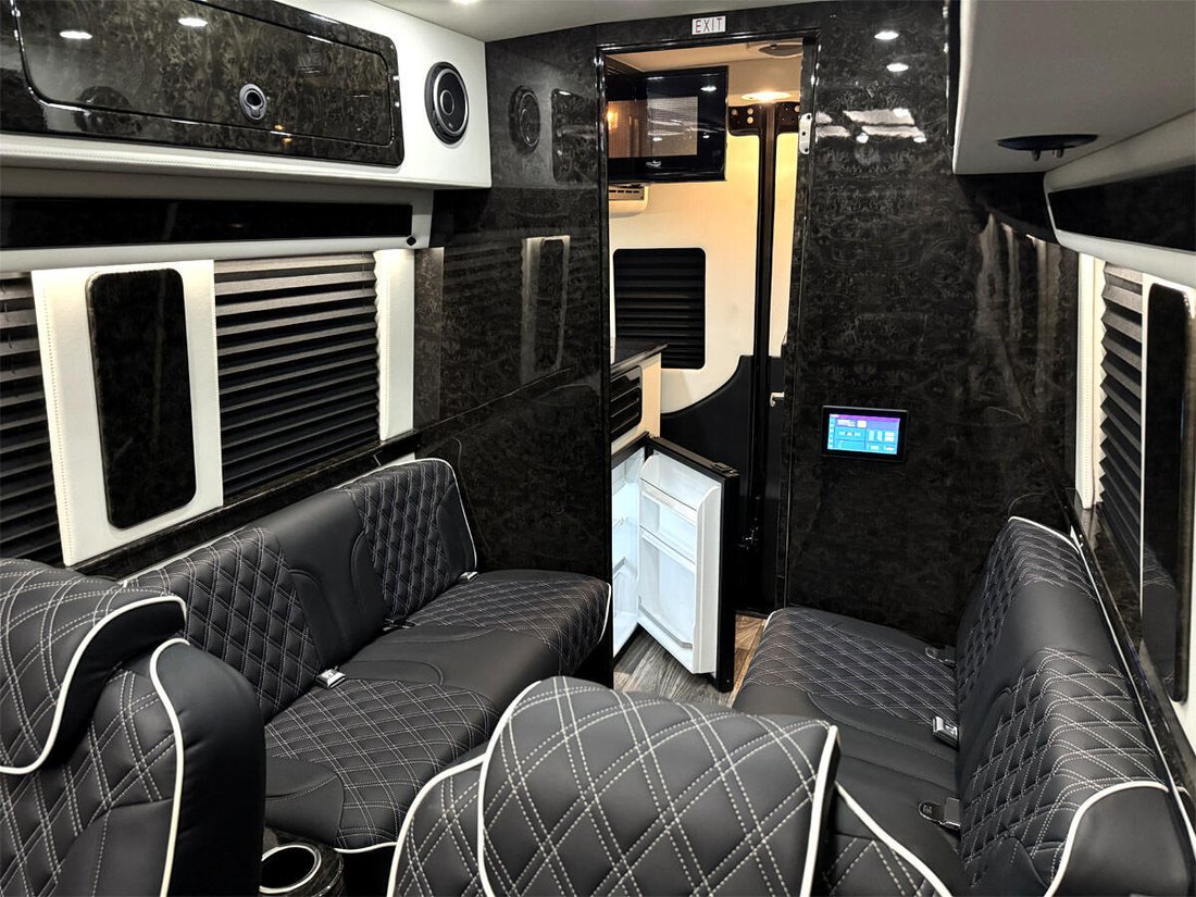 Limousine in Elkhart, Indiana, United States 4 - 12949968