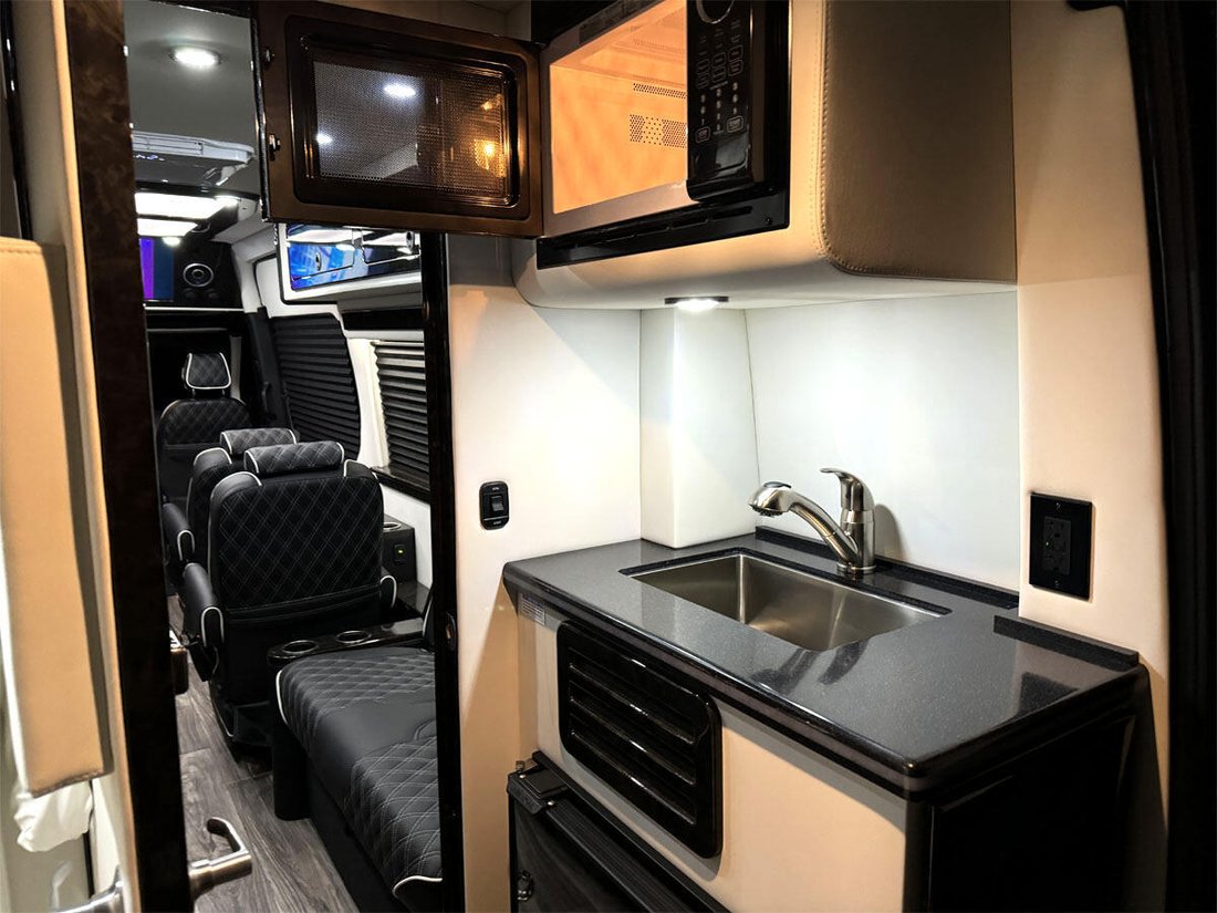 Limousine in Elkhart, Indiana, United States 5 - 12949968