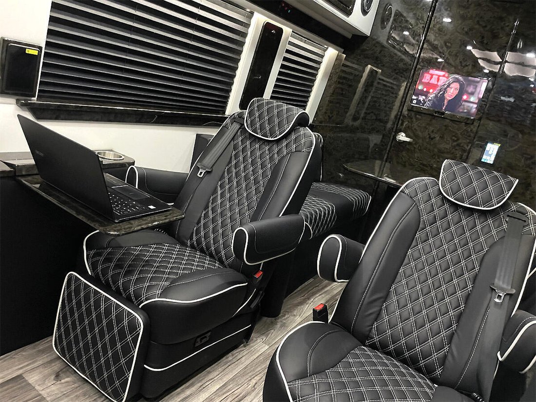Limousine in Elkhart, Indiana, United States 3 - 12949968