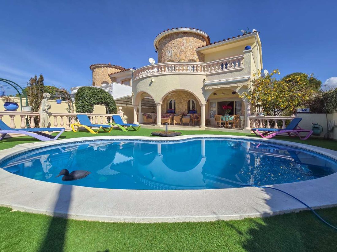Chalet in Empuriabrava, Catalonia, Spain 1 - 15371887
