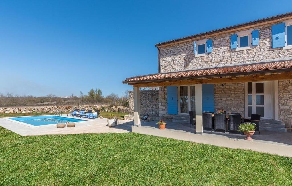 Villa in Sveti Lovrec Pazenaticki, Istria County, Croatia 4 - 14841284