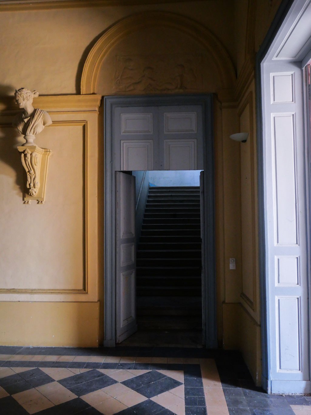Mansart’s Masterpiece: A Loire Valley Château of Light & Legacy