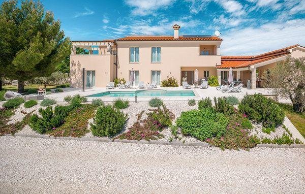 Villa in Vodnjan, Istria County, Croatia 1 - 13348621