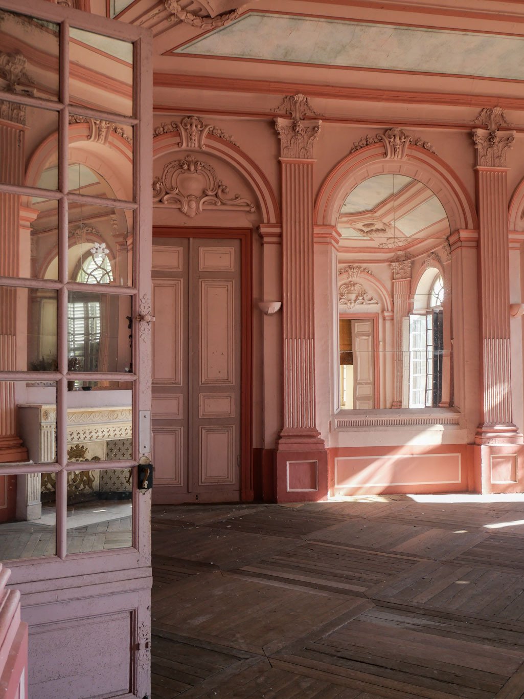 Mansart’s Masterpiece: A Loire Valley Château of Light & Legacy