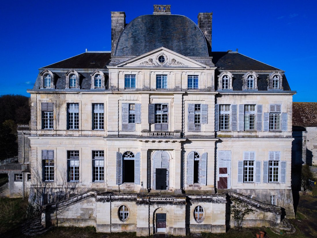 Mansart’s Masterpiece: A Loire Valley Château of Light & Legacy