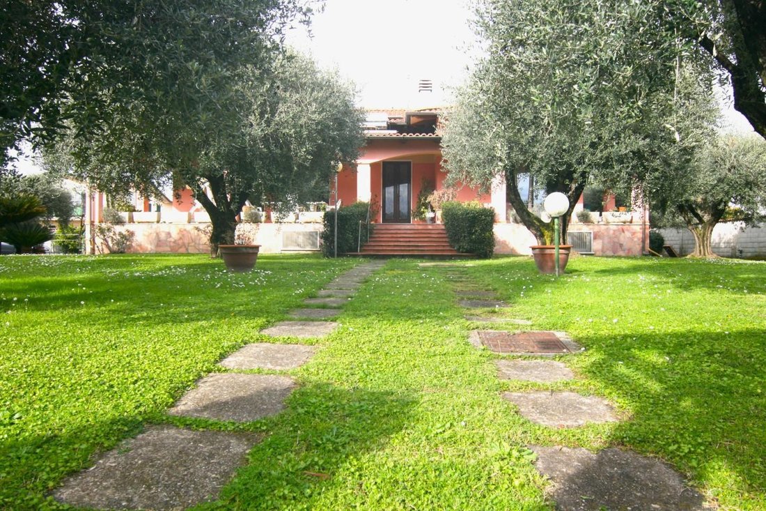 Villa in Marina di Carrara, Tuscany, Italy 1 - 15376854